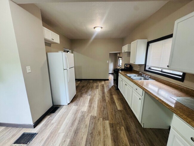 Building Photo - 10630 Kimberly Ave