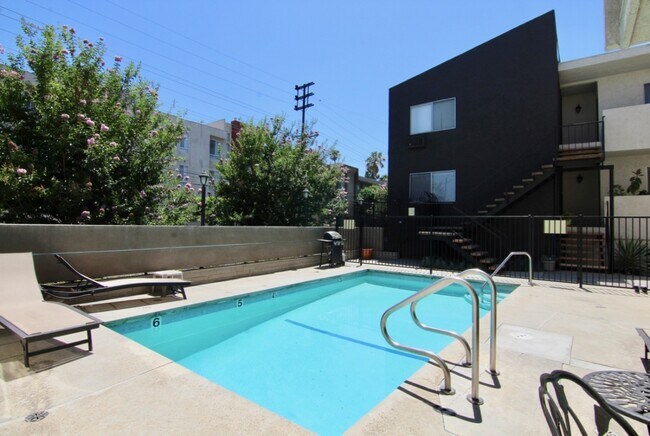 Building Photo - 1249 S Bundy Dr