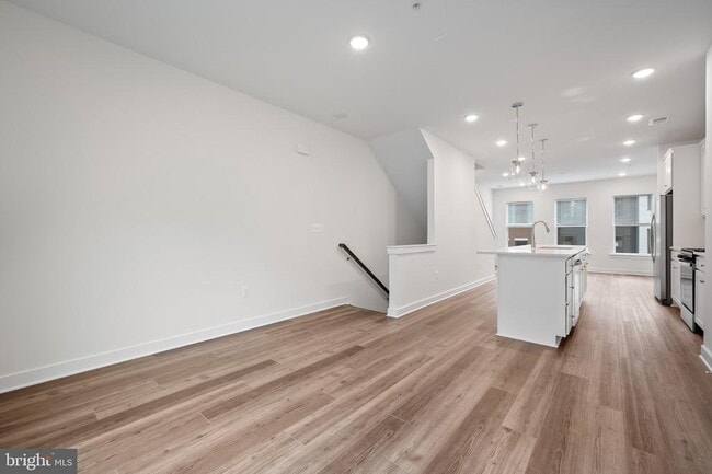 Building Photo - 210 Sundrop Ln