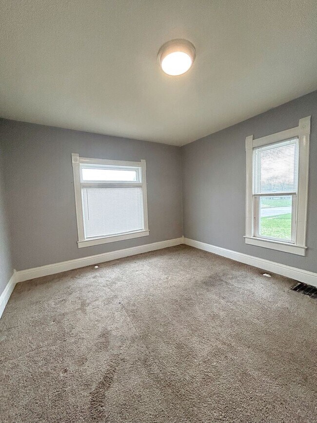 Building Photo - Linwood Corner