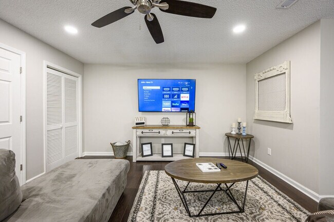 Building Photo - 10 Jill Ln