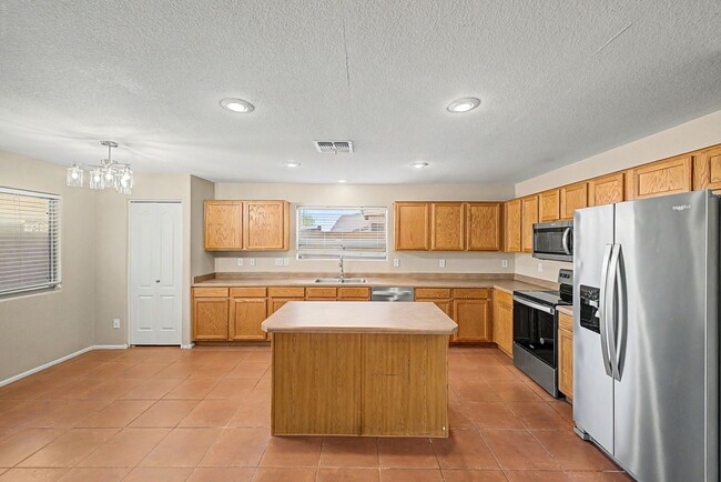 Building Photo - 41704 W Sunland Dr