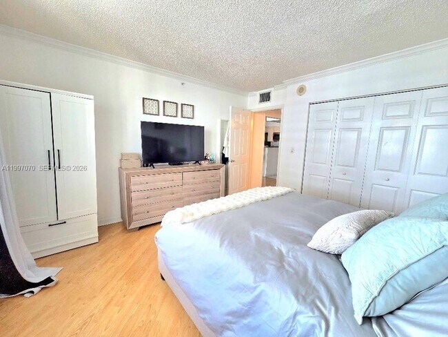 Building Photo - 1155 Brickell Bay Dr