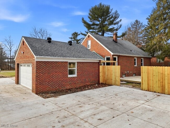 Building Photo - 6119 E Sprague Rd