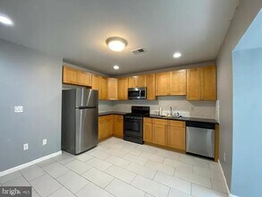 Building Photo - 4945 Chestnut St