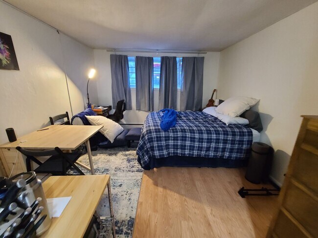 Primary Photo - Cozy Studio - Off Street Parking - On Site...