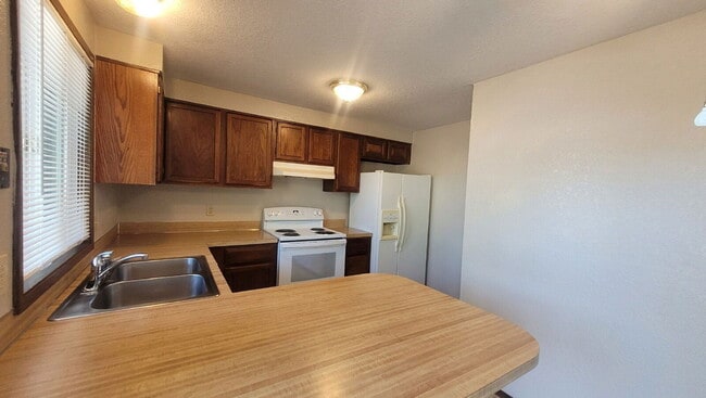 Building Photo - 152 NE Atkinson Ct