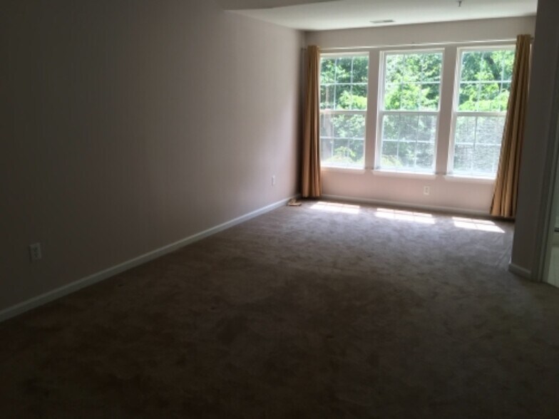 Building Photo - 8701 Rochelle Dr