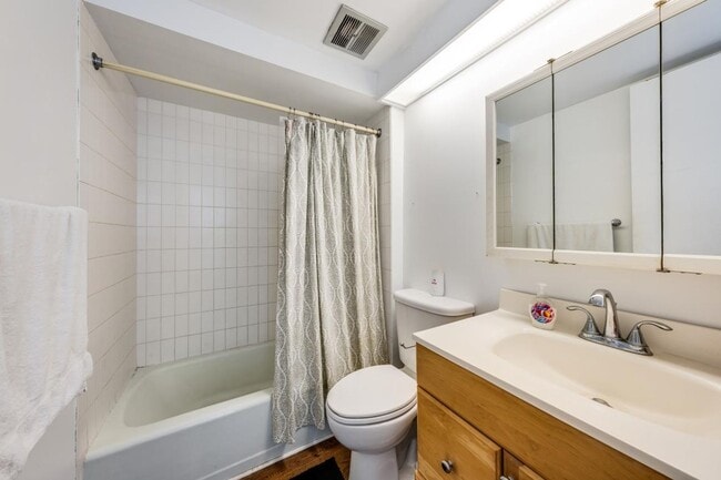 Building Photo - 2BED 2 BATH ALL UTILITIES INCLUDED DOWNTOW...