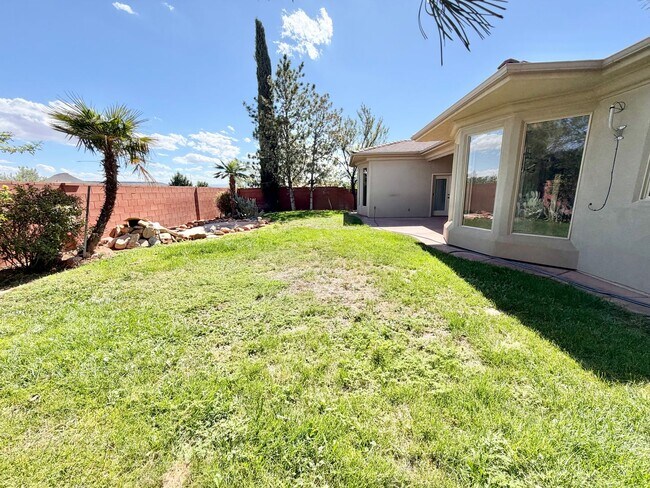 Building Photo - 1536 N Sage Dr