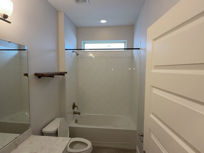 Building Photo - 15543 Waterleigh Cove Dr