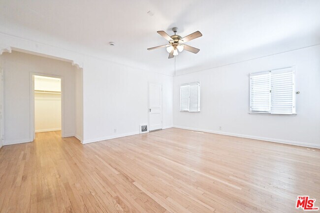 Building Photo - 361 N Mansfield Ave