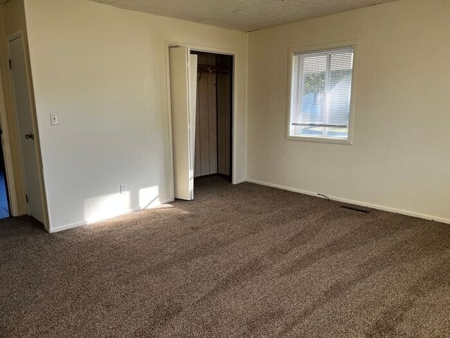 Building Photo - Cute 3 Bedroom Home