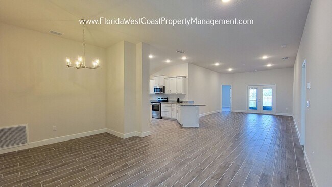 Building Photo - IMPRESSIVE  4 BED/3 BATH HOME WITH LARGE F...