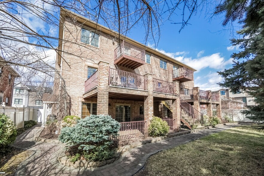 Building Photo - 2132 Linwood Ave