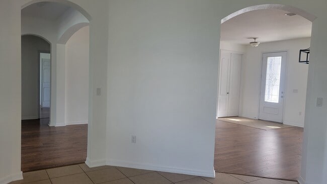 Building Photo - 563 Blue Cypress Dr