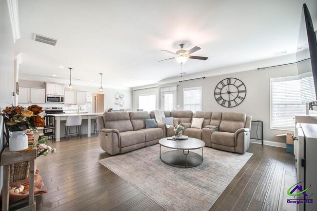 Building Photo - 421 Newport Ave