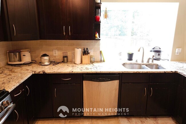 Building Photo - 2096 Rainbow Point Dr