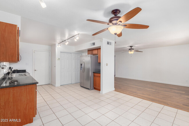 Building Photo - 2439 E Dahlia Dr