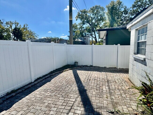 Building Photo - 3 Bed, 2 Bath Tampa Home Walking Distance ...