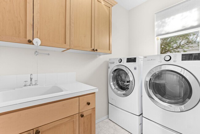 Building Photo - FOR RENT: CORNER LOT, Immaculate, lovely and spacious home - 5 bed, 3 bath + bonus room with 3-ca...