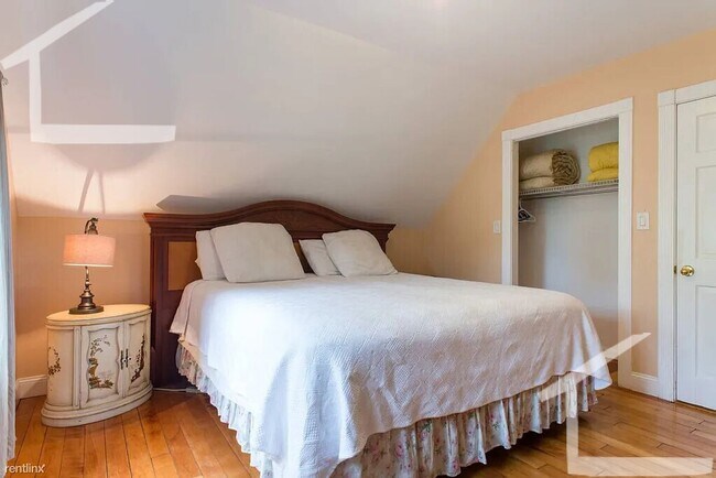 Building Photo - BROKER FEE PAID BY OWNER!!! Five bed Three Bath in lower Allston.....