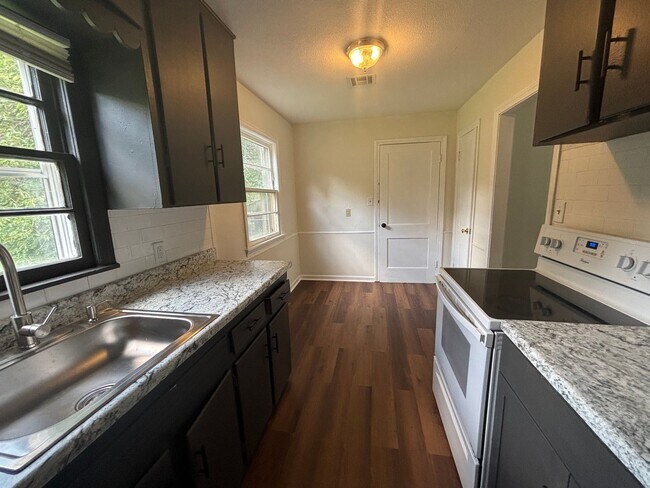 Building Photo - 2 Bedroom, 1 Bathroom Home with Spacious Family Room & Fenced Backyard