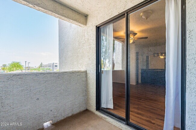 Building Photo - 850 S River Dr