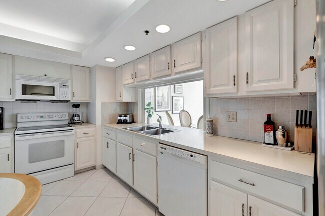 Building Photo - 4740 S Ocean Blvd