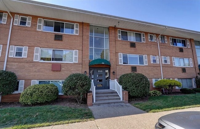 Building Photo - 2434 East Ave