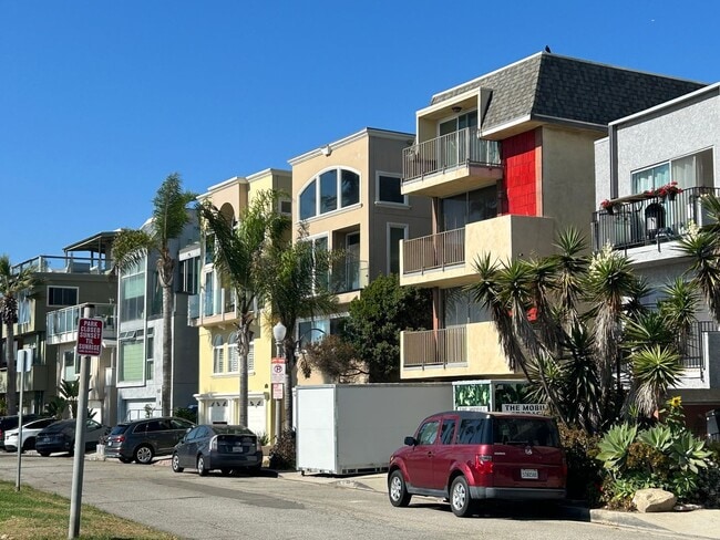 Building Photo - Amazing 3 story free standing contemporary house with terrific ocean views in Playa Del Rey