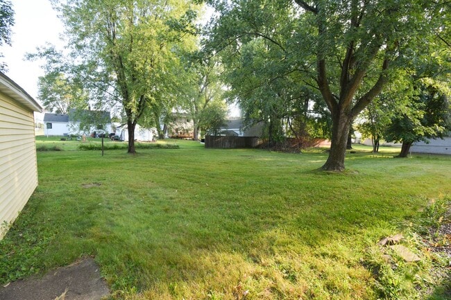 Building Photo - Cute 2br Home with Large Private Yard For ...