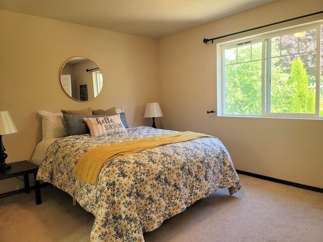 Building Photo - 2 Bedroom Townhome in Beautiful Poulsbo Place