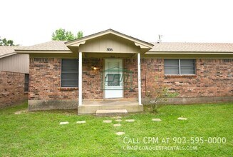Building Photo - 806 Fleetwood-