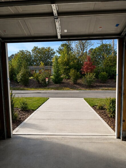 Building Photo - 484 Channel Drop Dr