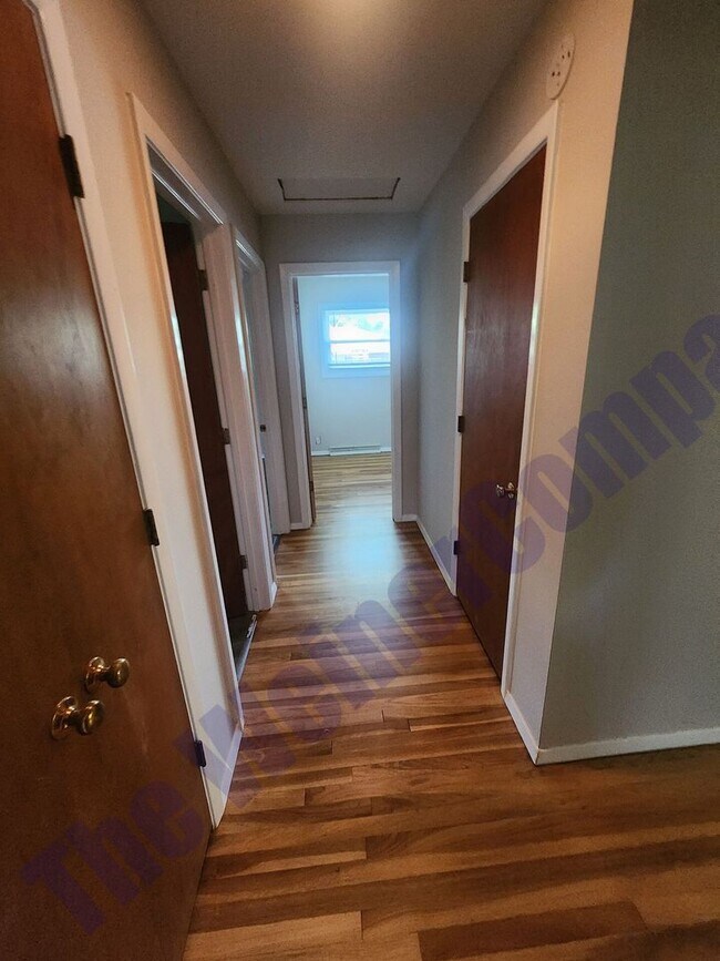 Building Photo - 4 Bedroom 2 bath House Available August 1st!