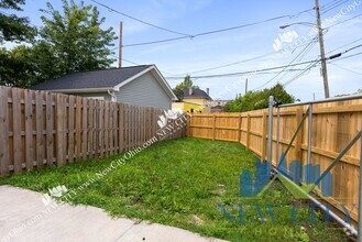 Building Photo - 2 Bedroom, 1.5 Bathroom King-Lincoln/Bronz...