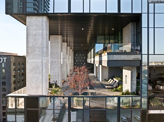 Building Photo - 610 Davis St