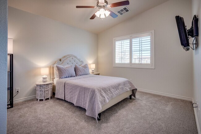 Building Photo - Gated single family home with 4 bed 3 bath...