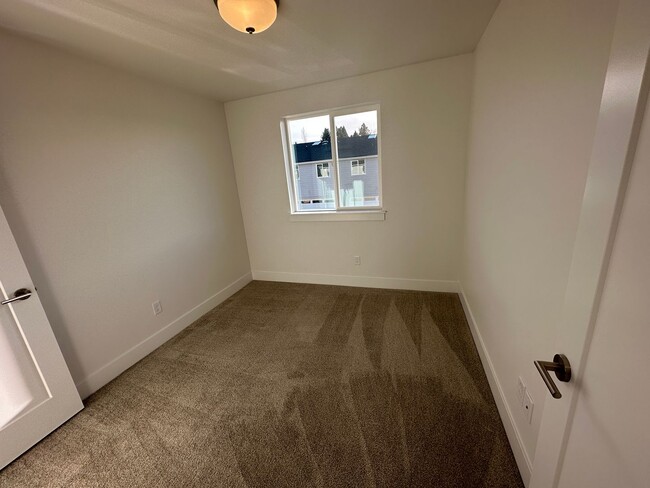 Building Photo - POOL & Clubhouse! 3 Bdrm, 2.5 Bath 1450 sq ft Townhouse, All Appliances, Gas Heat & A/C, Pet OK, ...