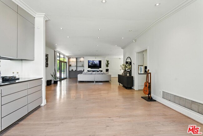 Building Photo - 5139 Collett Ave