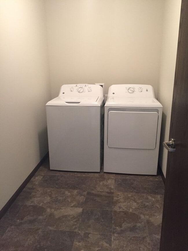 Building Photo - 5 Bedroom Home