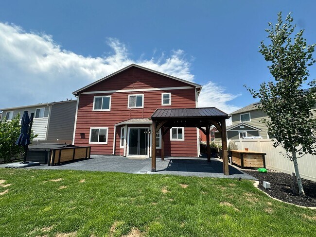 Building Photo - Stunning 4 Bed Home with Hot Tub in Founta...
