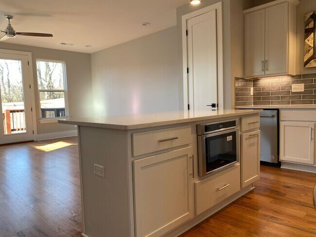 Building Photo - Newer Contruction - 3 Bed 3.5 Bath 3 Stories!