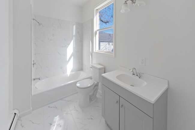 Building Photo - 118 Ray St