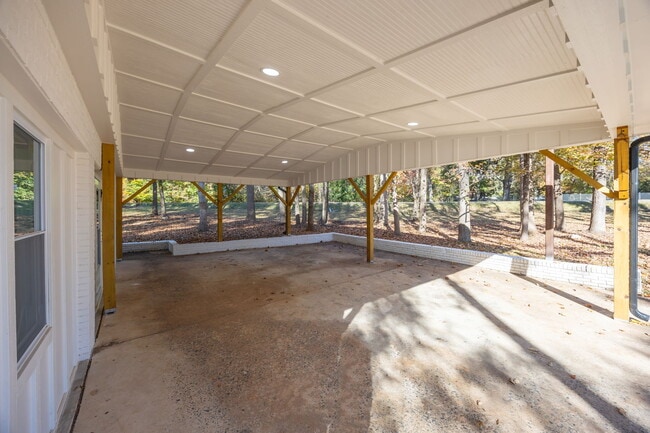 Building Photo - 8625 Cedarbrook Dr