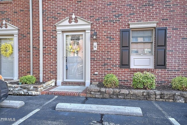 Building Photo - 2 Bedroom 1.5 Bath Townhome for Rent