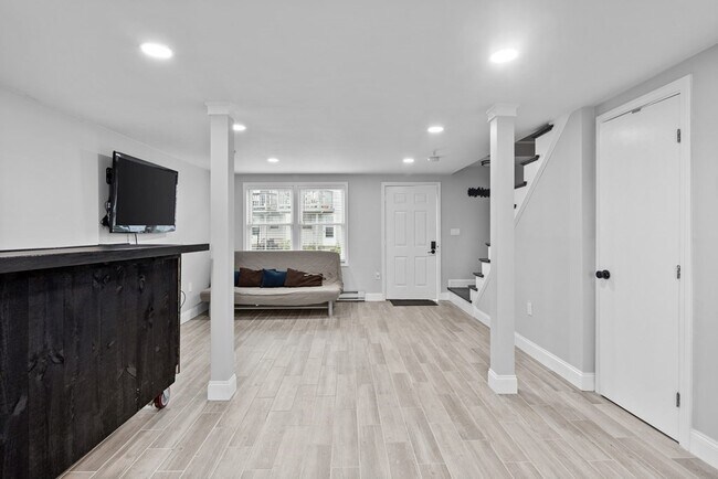 Building Photo - 37 Canal St