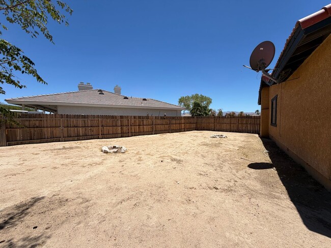 Building Photo - Beautiful 3 Bedroom House Located on Calico Lake