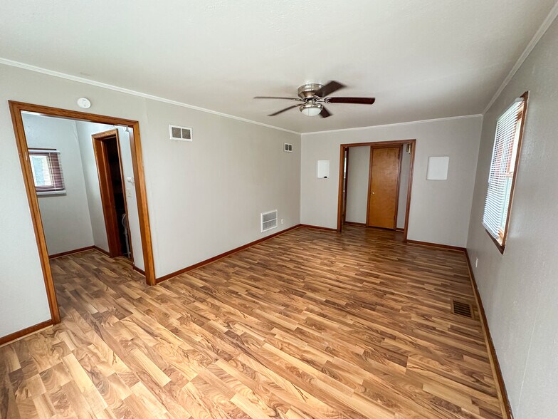 Building Photo - 407 S Oak St